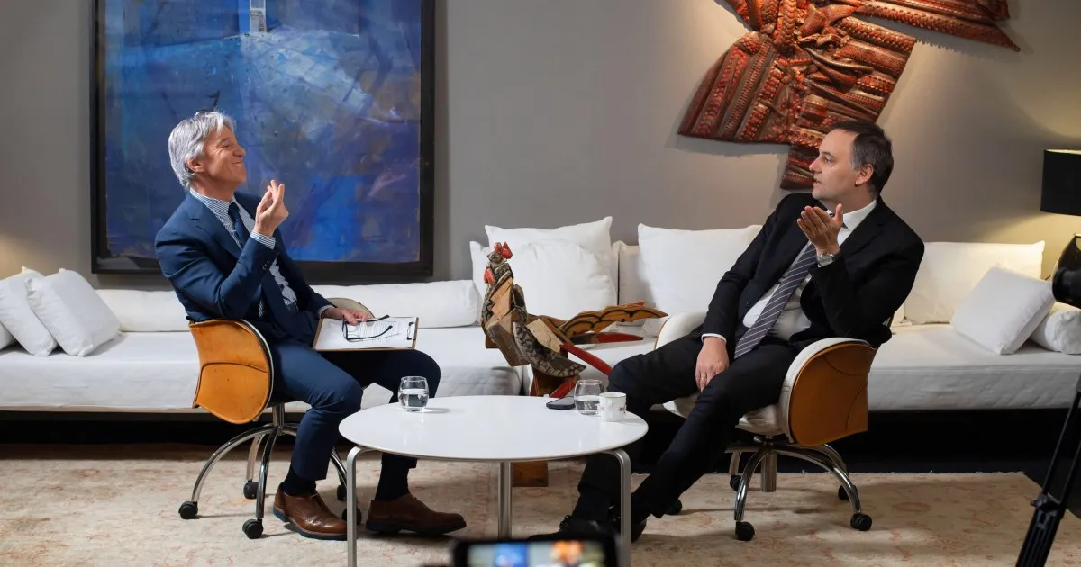 Investigan la relación de Adorni con la productora que financió su viaje a Punta del Este