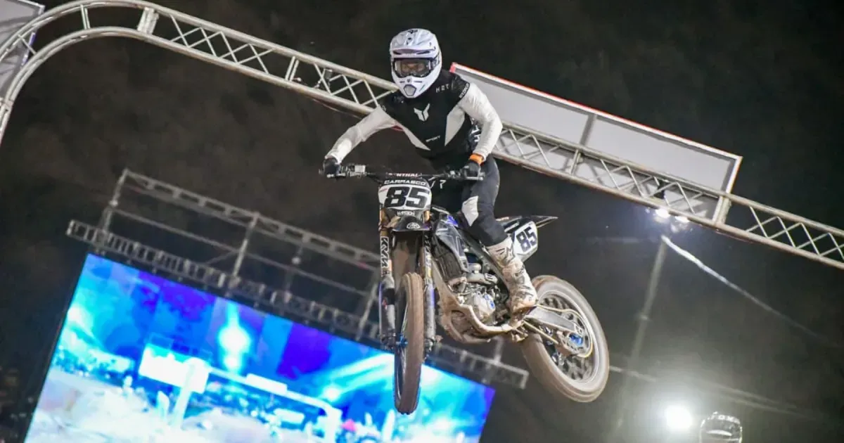 Agustín Carrasco se destacó en el Supercoss nocturno de La Balsa