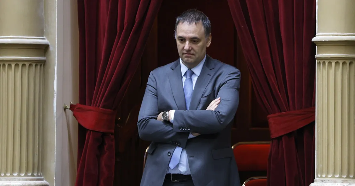 Confusión en el gobierno tras el cierre de Fate y acusaciones de conspiración