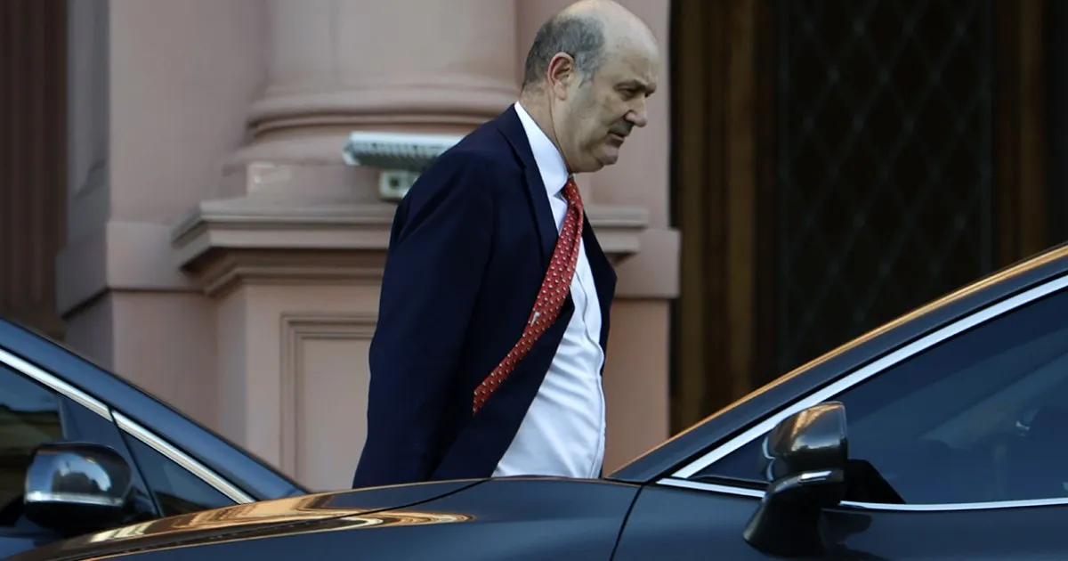 Caputo pospone la reforma laboral y genera conflicto con Sturzenegger