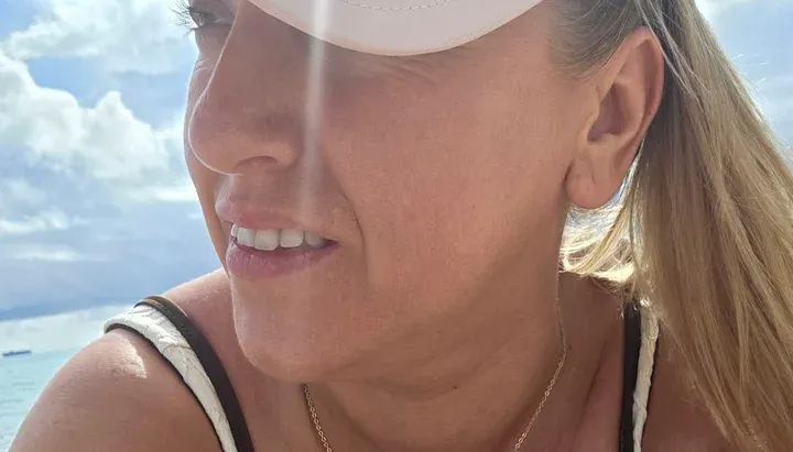 El destape de Paula Bernini: la periodista deslumbra en bikini desde la pileta