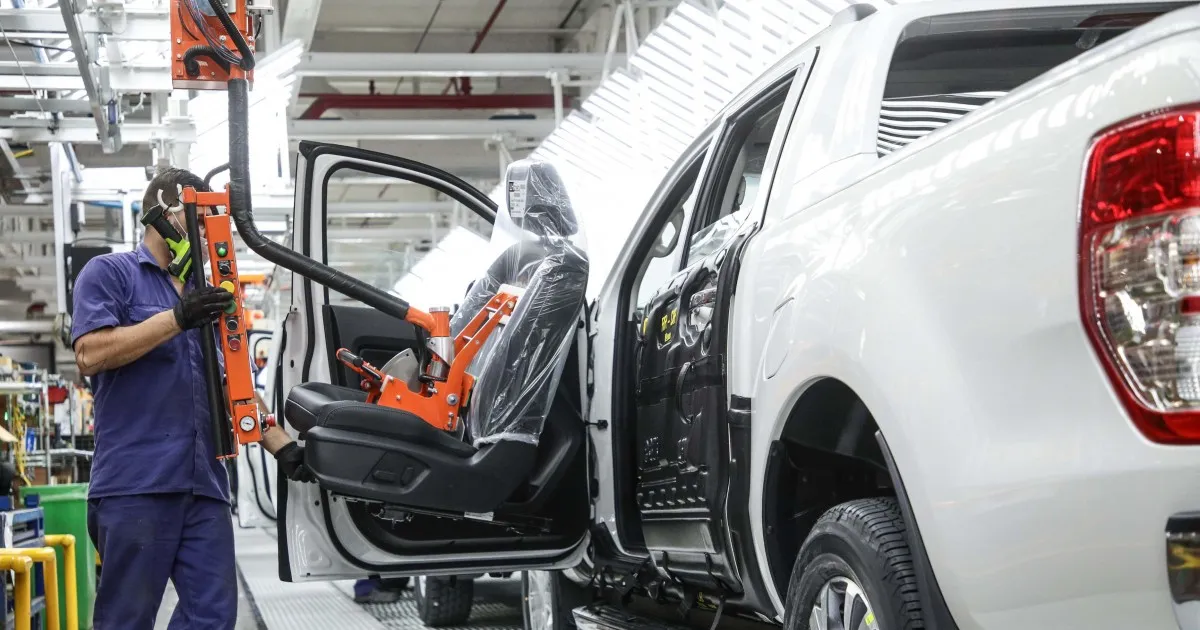 La producción automotriz cayó un 30% en febrero y profundiza la crisis