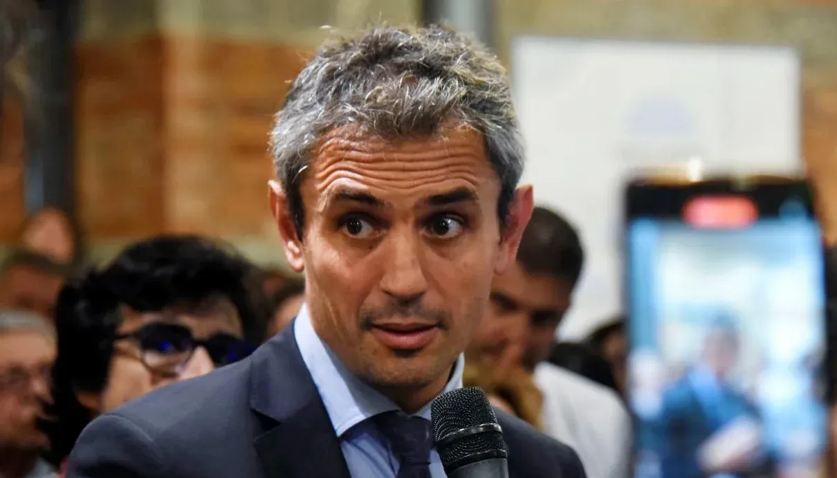 Menem tilda a Quintela de "mono con martillo en una cristalería"