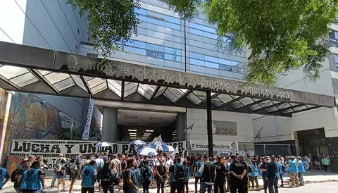 Protesta de trabajadores de Fate contra despidos termina en desalojo policial