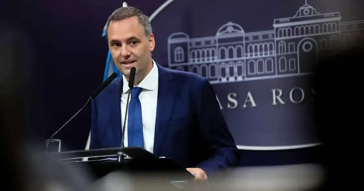 Manuel Adorni admite errores por el viaje de su esposa y revela su momento más complicado