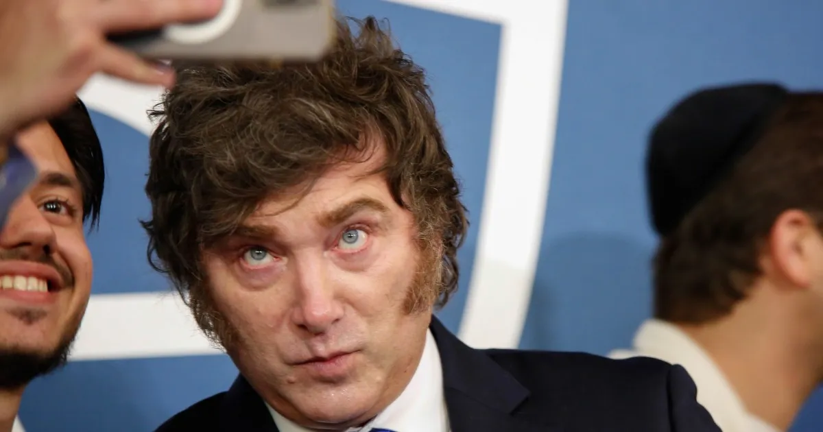 Milei se desploma en encuestas por escándalos de corrupción y crisis económica