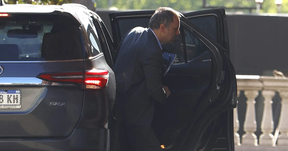 Milei se reúne con Adorni en Olivos ante rumores de renuncia inminente