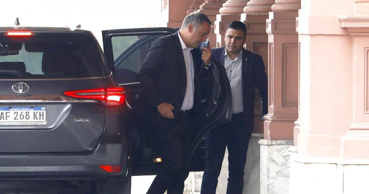 Adorni recibió transferencias de Grandio antes de asumir en el gobierno