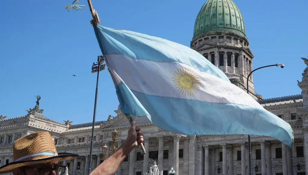 Tensión entre la Policía y manifestantes durante el debate en el Congreso