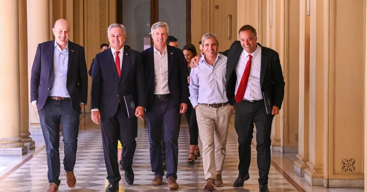 Escándalo en la conferencia de Quirno y Adorni: empleados obligados a aplaudir