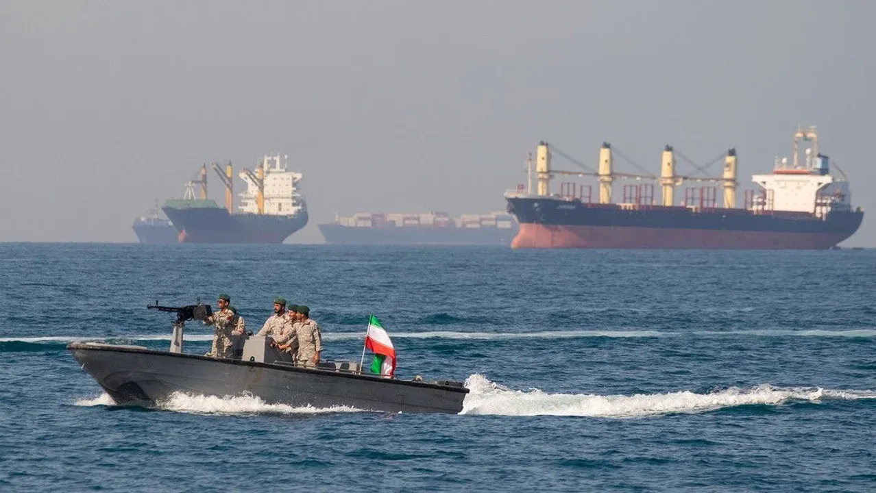 Irán asegura tener control total de Ormuz y amenaza con un torbellino mortal