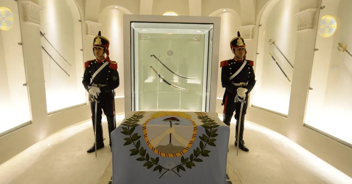 Renuncia la directora del Museo Histórico Nacional tras el traslado del sable corvo de San Martín