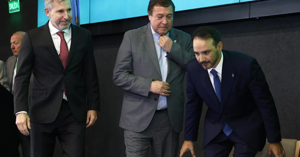 Milei recorta fondos para obras esenciales en provincias aliadas, gobernadores guardan silencio