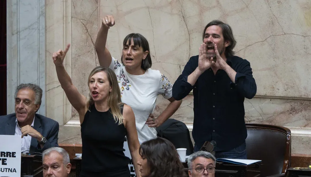 Diputados debaten la reforma laboral de Javier Milei entre protestas y críticas