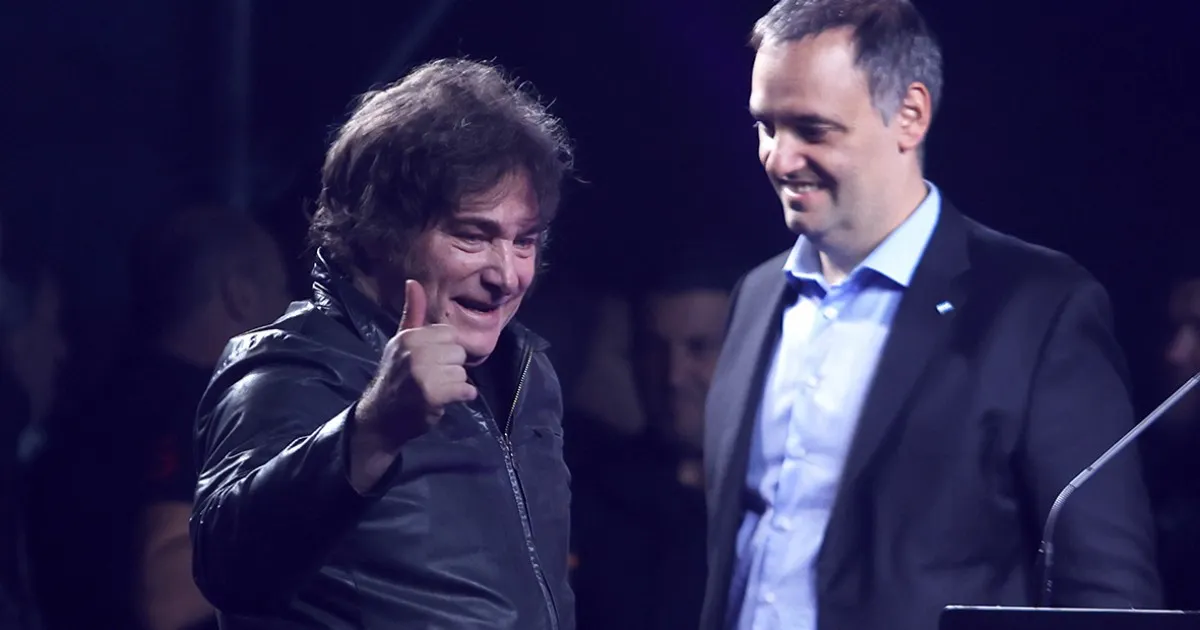 Milei intenta recuperar la imagen tras una semana difícil y viaja a Córdoba con Adorni