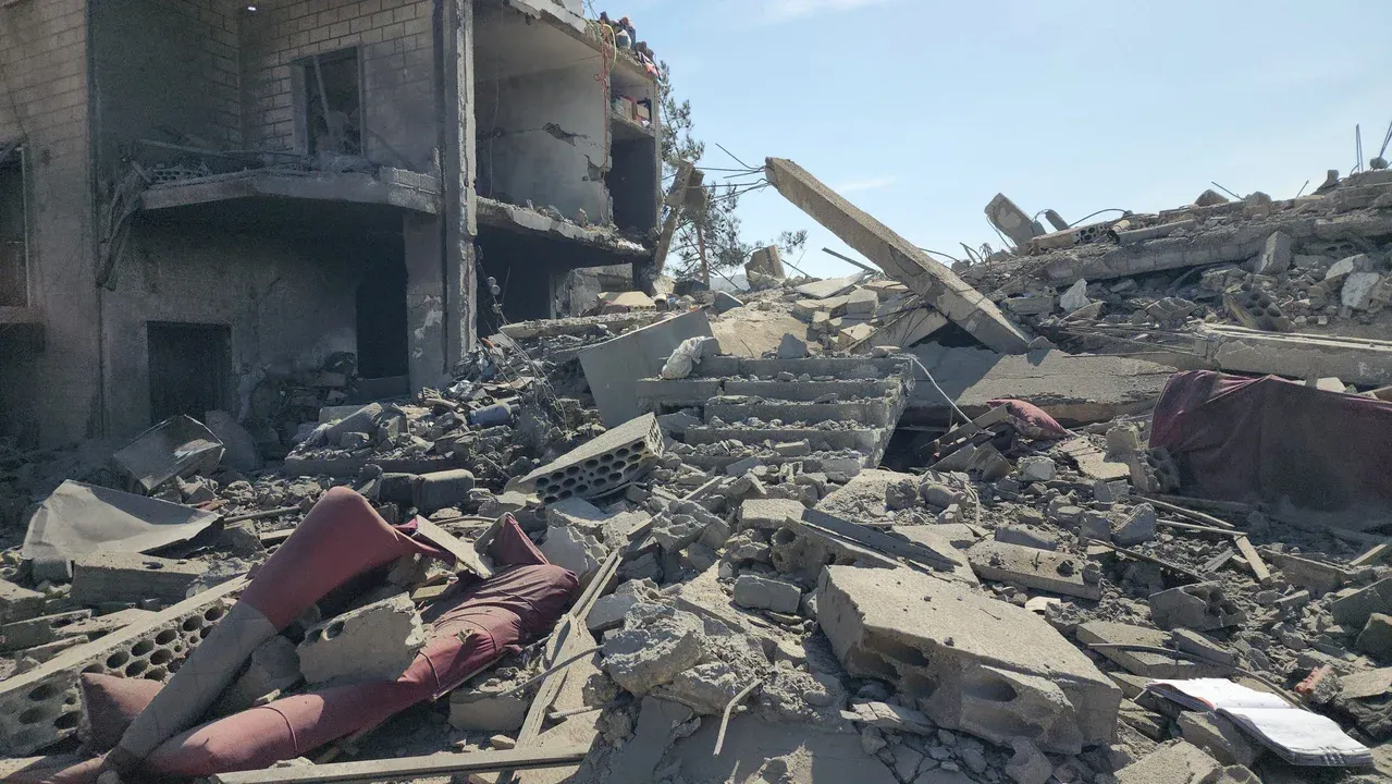 Irán intensifica ataques con misiles hacia Tel Aviv y Abu Dabi