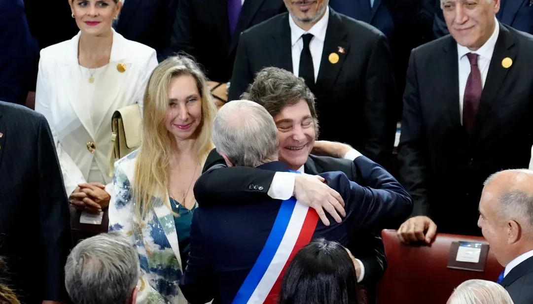 Javier Milei y Karina Milei presentes en la asunción de José Antonio Kast