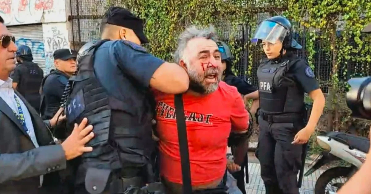 La Policía Federal agredió y arrestó a un camarógrafo de A24 antes de la sesión en el Senado