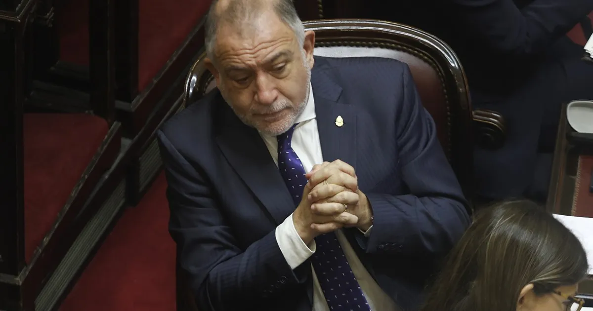Luis Juez exige la renuncia de Adorni por corrupción