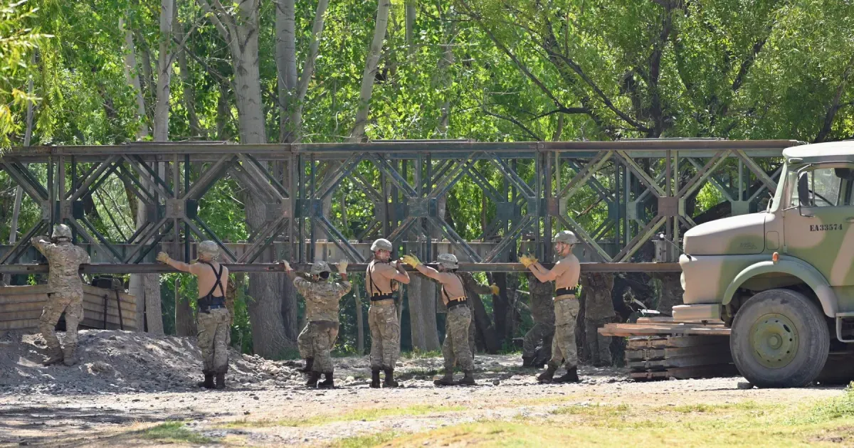 El Ejército construye puentes sanitarios en la Isla 132 para la Fiesta de la Confluencia 2026