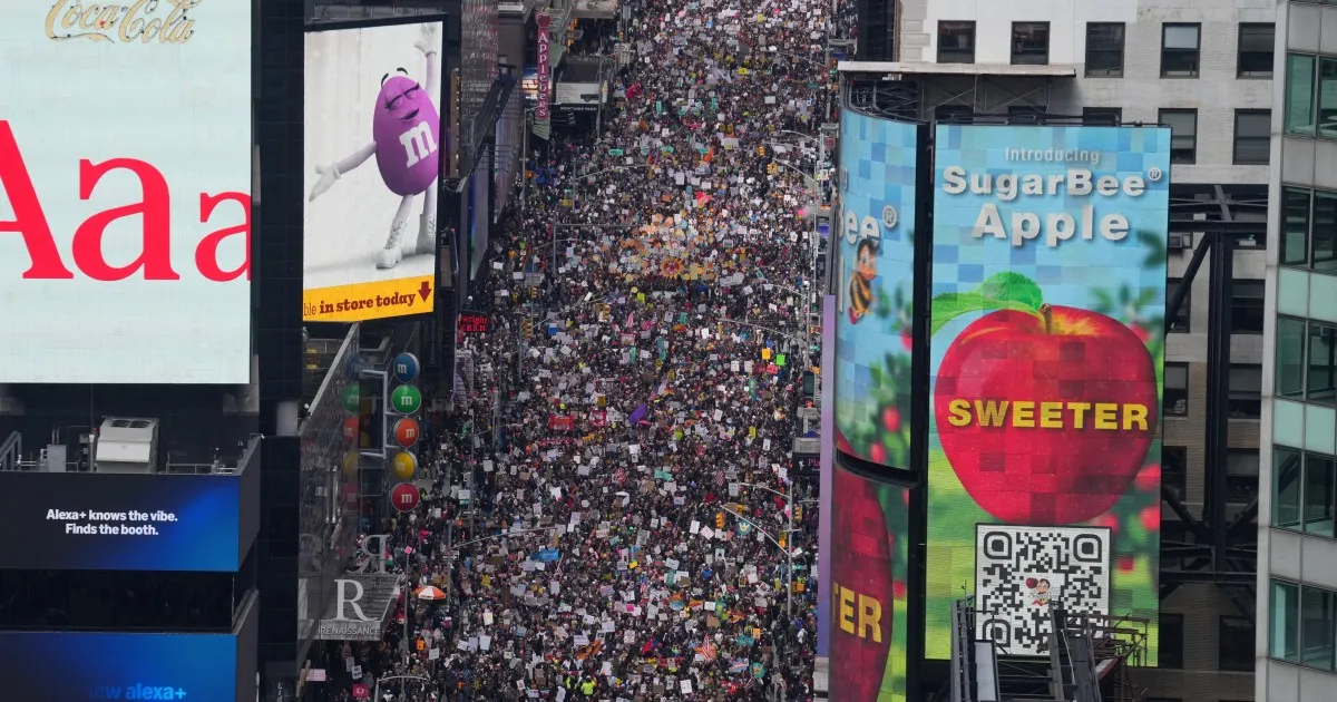Millones de estadounidenses marchan contra Trump y la guerra en Medio Oriente