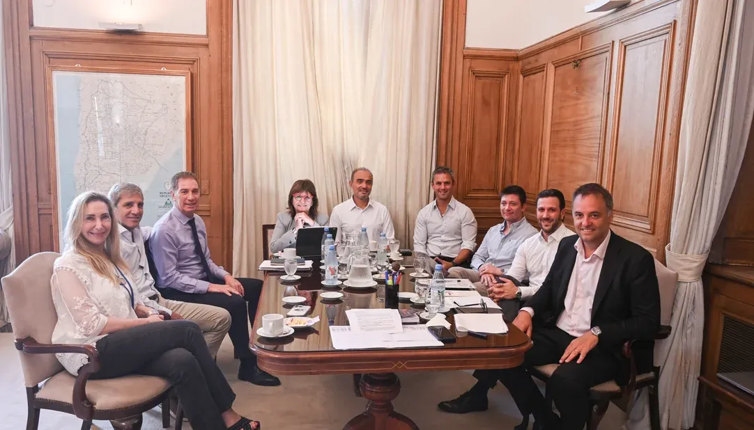 El Gobierno convoca a la mesa política y reunirá al Gabinete en la última semana de extraordinarias