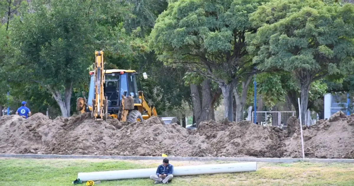 Tragedia en Roca: un operario falleció tras el colapso de una obra cloacal y otro resultó herido