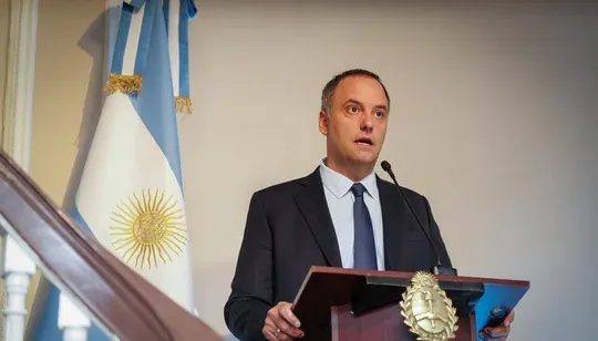 Manuel Adorni criticó al peronismo y prometió una revolución económica