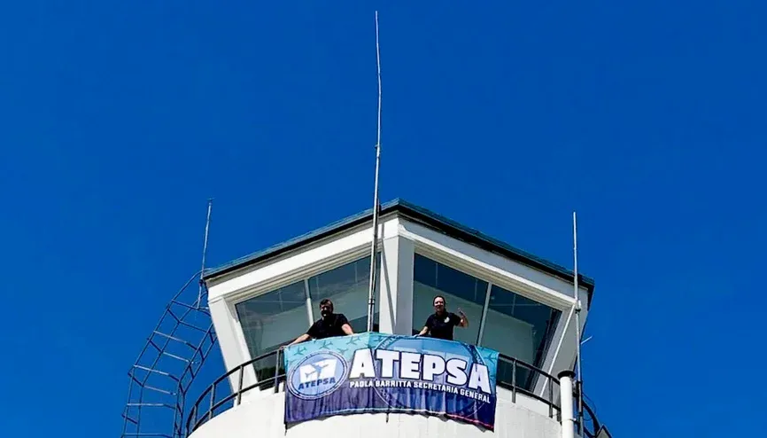 Controladores aéreos levantan el paro y la actividad comercial se normaliza