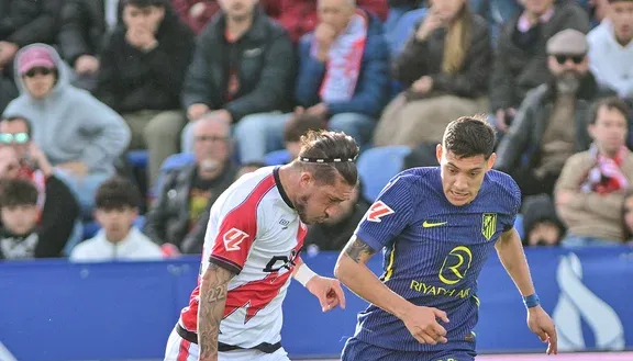 Atlético de Madrid sufrió una dura derrota ante Rayo Vallecano y se alejó de la cima