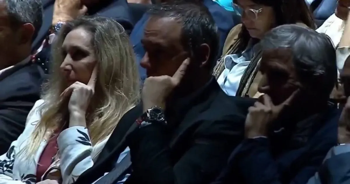 Karina indignada por la llegada de Santiago a la primera fila y el elogio de Milei