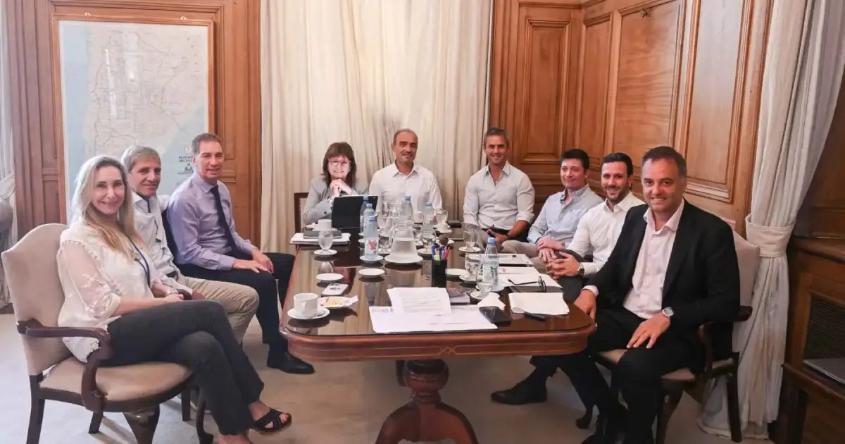 La mesa política de Javier Milei se reúne para monitorear la reforma laboral en el Senado