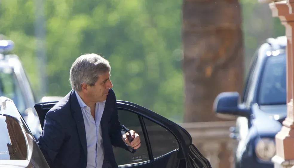 Los mercados exigen señales claras a Luis Caputo mientras el riesgo país se mantiene alto