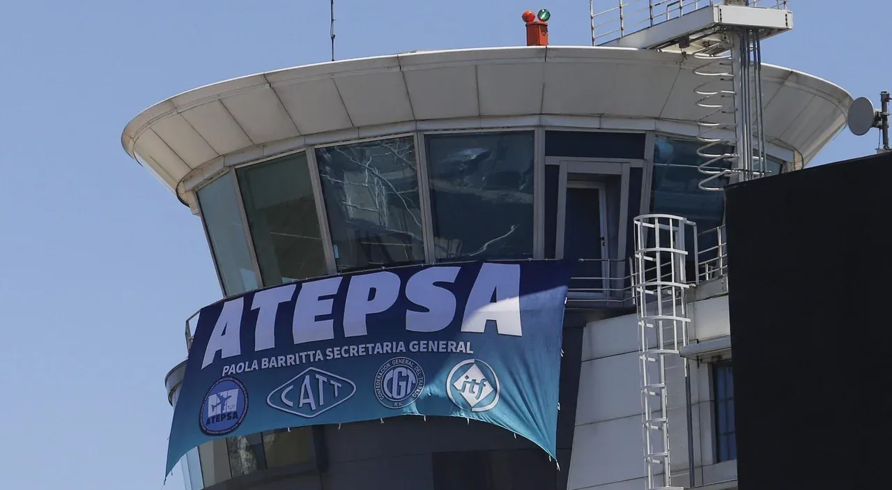 Controladores aéreos inician paros que impactarán vuelos al final de las vacaciones