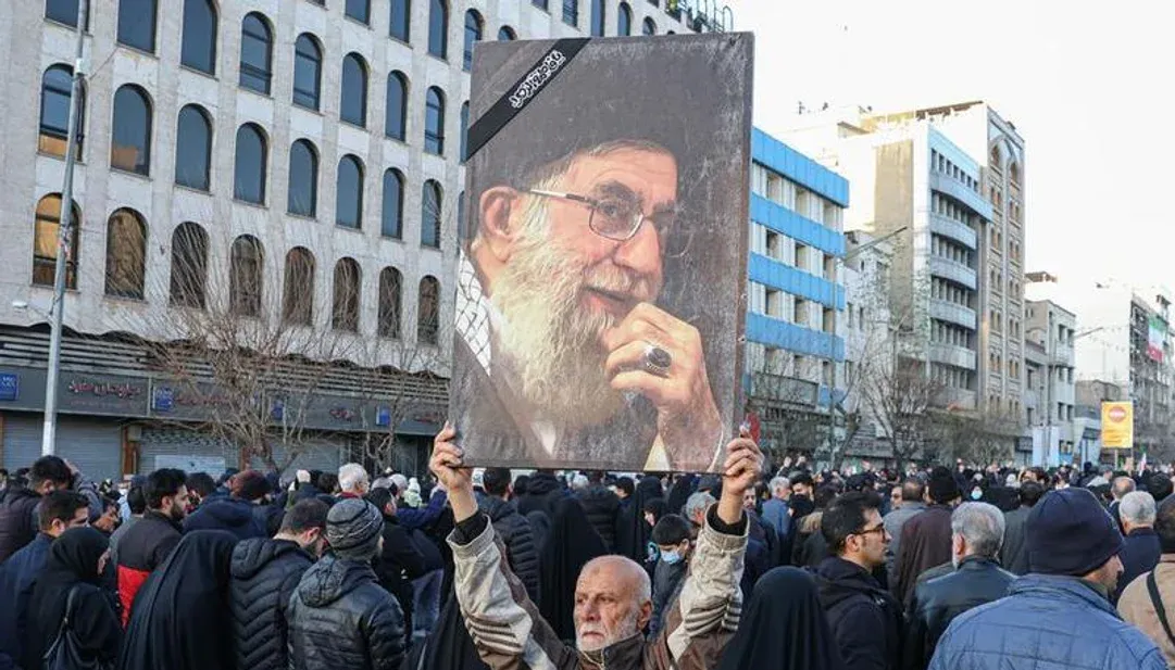 Estados Unidos hundió buque de guerra iraní y reportan más de 100 muertos