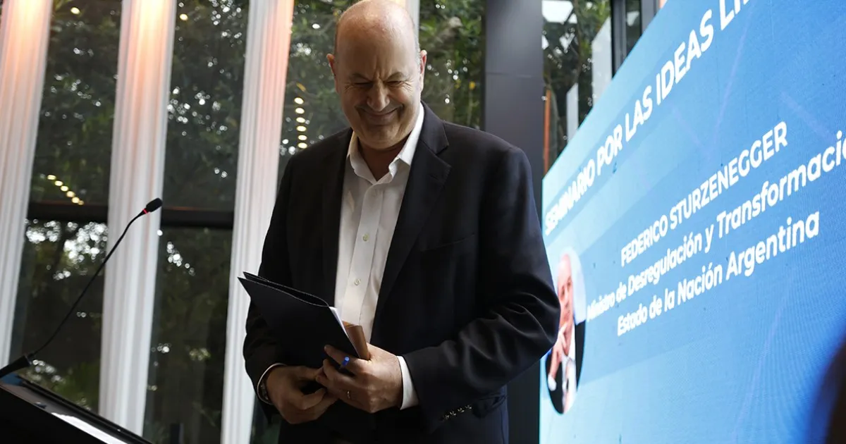 El Gobierno señala a Sturzenegger como el creador de los apodos de Milei a empresarios
