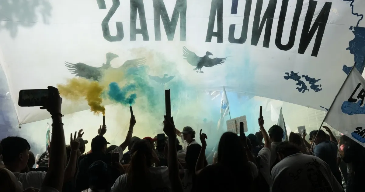 Masiva movilización en Plaza de Mayo por los 50 años del golpe contra el gobierno de Milei