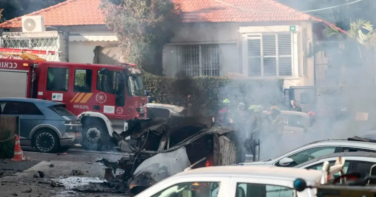 Fragmentos de misiles iraníes golpean el centro de Israel y provocan heridos