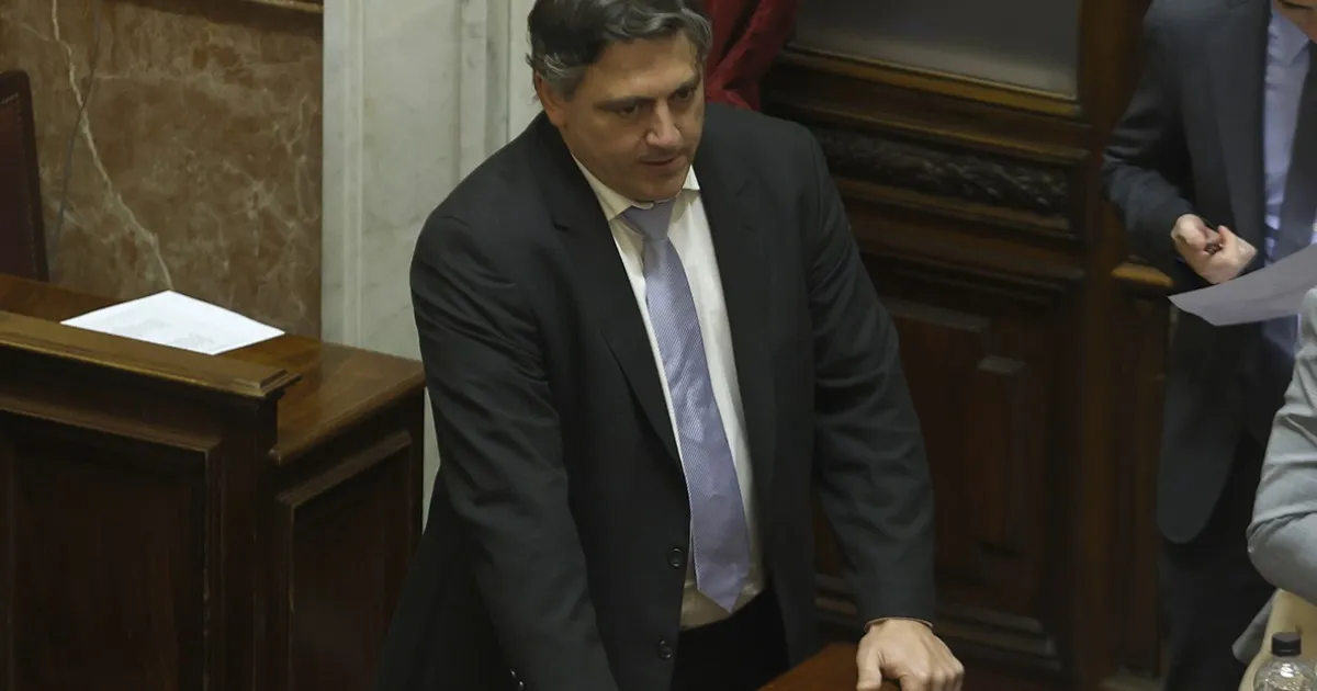 Senador de Milei compara comer carne con manejar una Ferrari