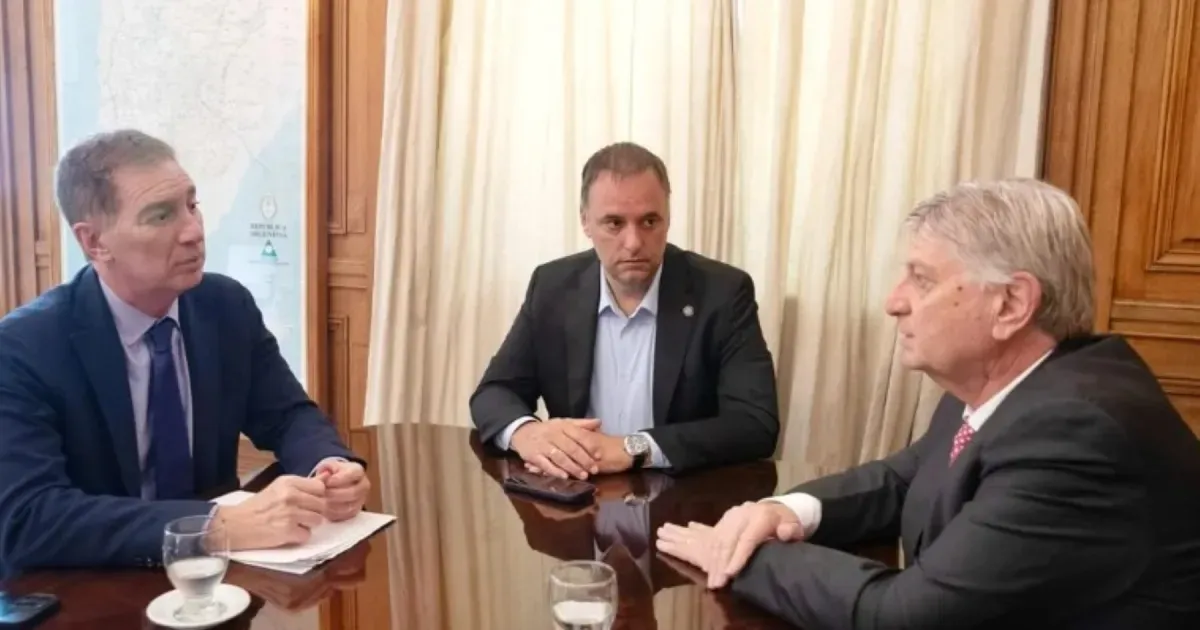 Ziliotto propuso ampliar el debate sobre la reforma laboral en reunión con Santilli y Adorni