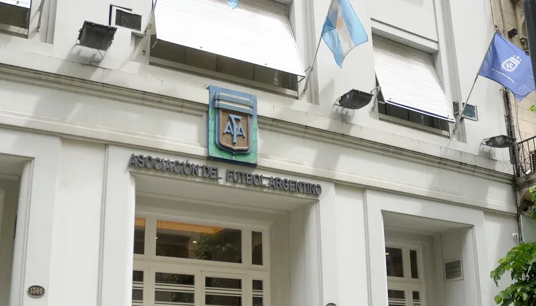 Los pagos de Toviggino a "Chiqui" Tapia: la ruta del dinero de la AFA