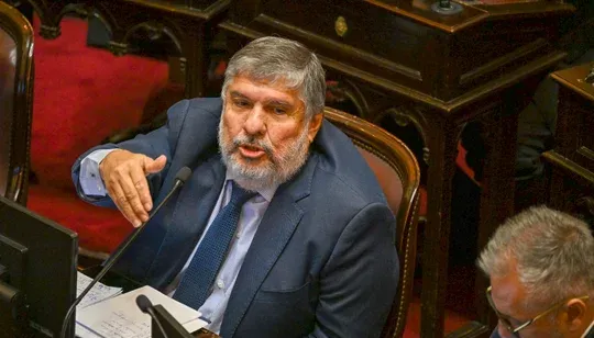 Tres senadores peronistas se alejan del interbloque de Mayans por diferencias internas