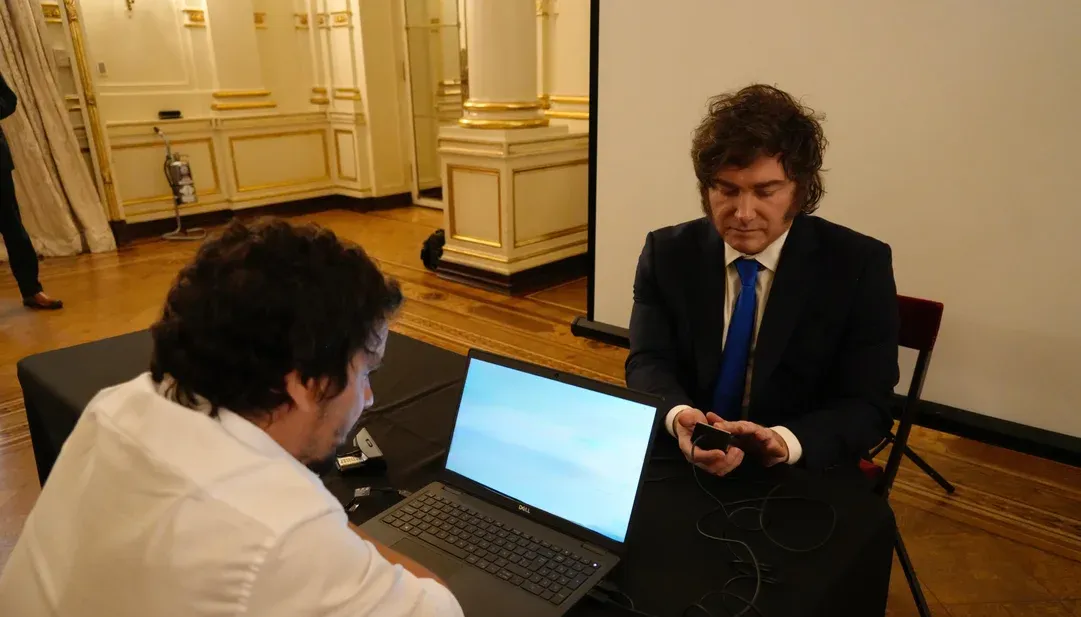 El Gobierno presentó el nuevo DNI electrónico y el pasaporte argentino: Milei lo tramitó primero