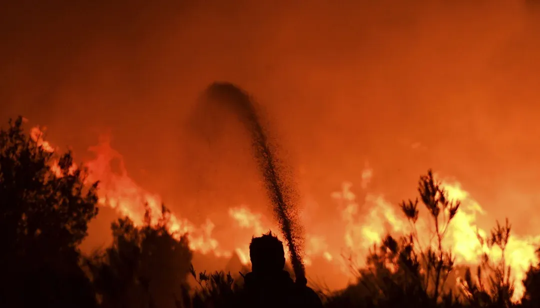 Más de 500 bomberos combaten incendios en el Parque Los Alerces y Puerto Patriada