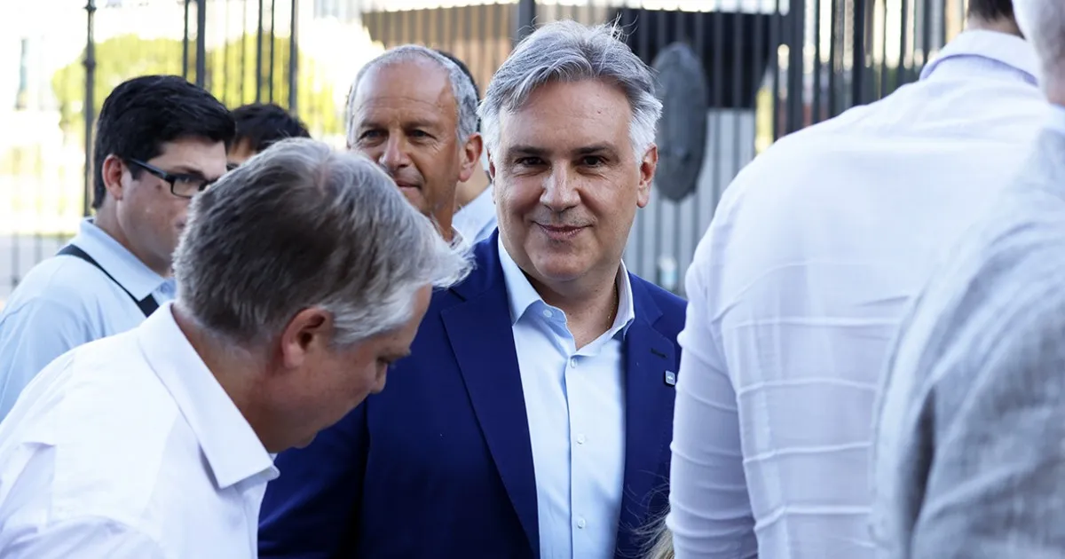 Llaryora anuncia un nuevo ajuste tras la caída de la coparticipación
