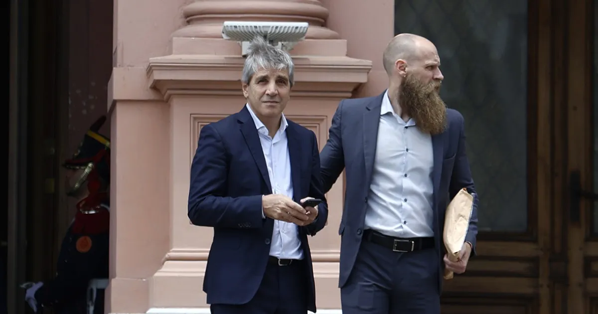 Caputo evalúa retrasar la reducción de ganancias hasta 2028 ante la caída de recaudación