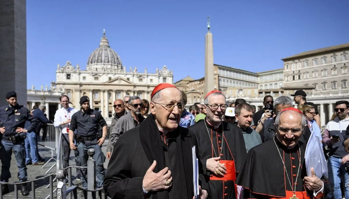 Los cardenales comienzan a llegar al Vaticano para el cónclave más importante en un siglo