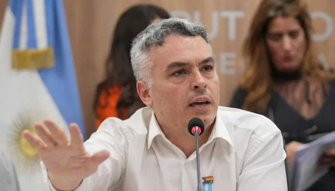 Paulón: "Adorni admitió delitos al reconocer el viaje de su esposa en el avión presidencial"