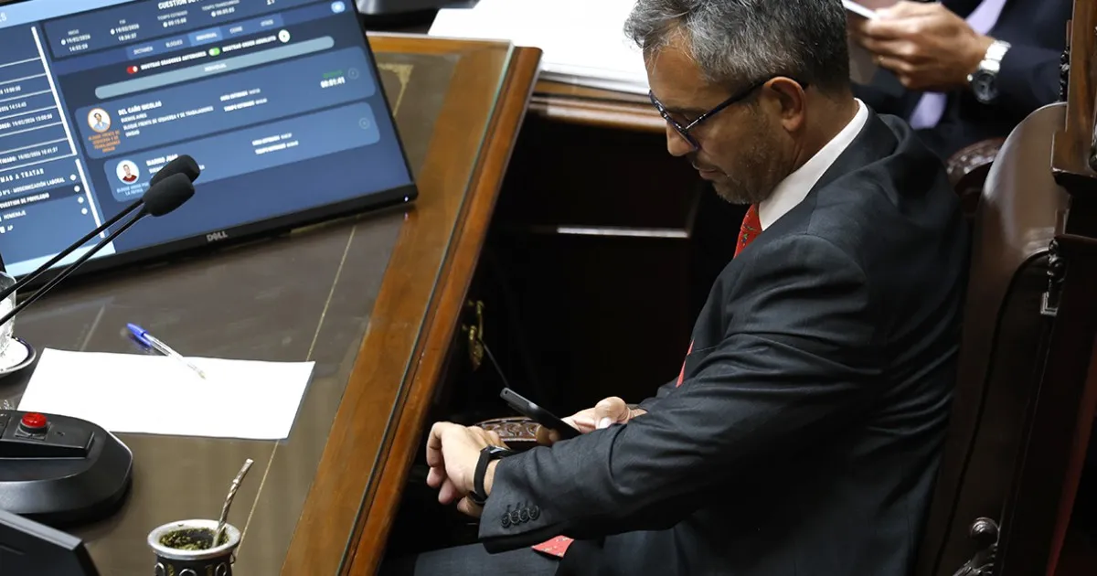 La oposición no logró los votos y se canceló la sesión para destituir a Adorni