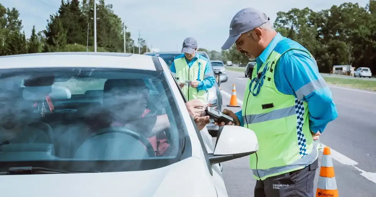 Peligro en la Ruta 40: padre sancionado por dejar a su hijo de 16 años manejar cerca de Dina Huapi